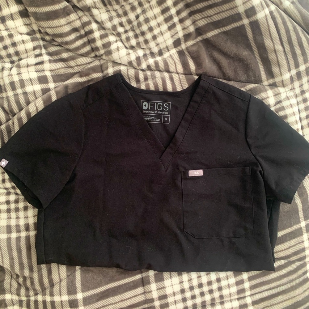 Figs 1 pocket scrub top